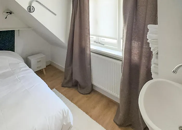 1 Bedroom Awesome In Ferienhaus Katwijk aan Zee
